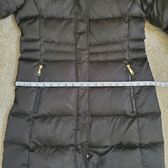 Tahari Black Down Puffer Jacket with Faux Fur Trim Women's Sz medium - Picture 10 of 12
